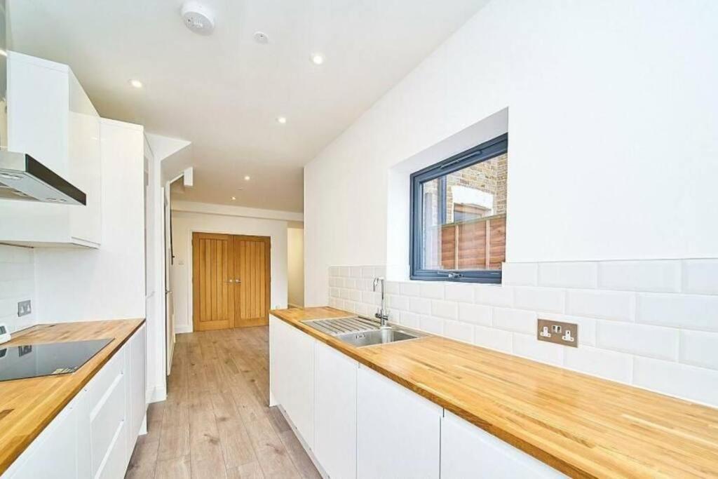 Spacious 4Br House, London, Sleeps 9, Parking Available Eksteriør billede