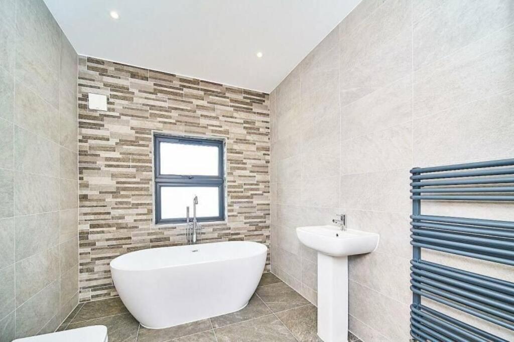 Spacious 4Br House, London, Sleeps 9, Parking Available Eksteriør billede