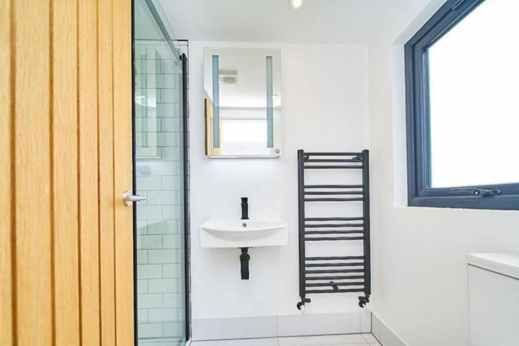 Spacious 4Br House, London, Sleeps 9, Parking Available Eksteriør billede