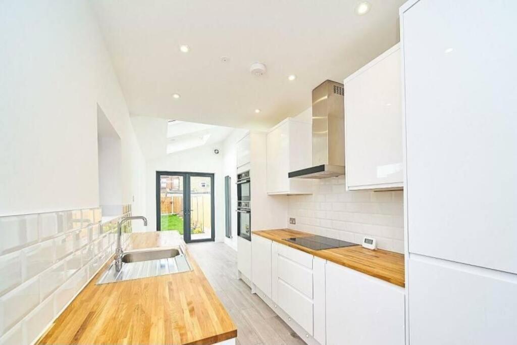 Spacious 4Br House, London, Sleeps 9, Parking Available Eksteriør billede