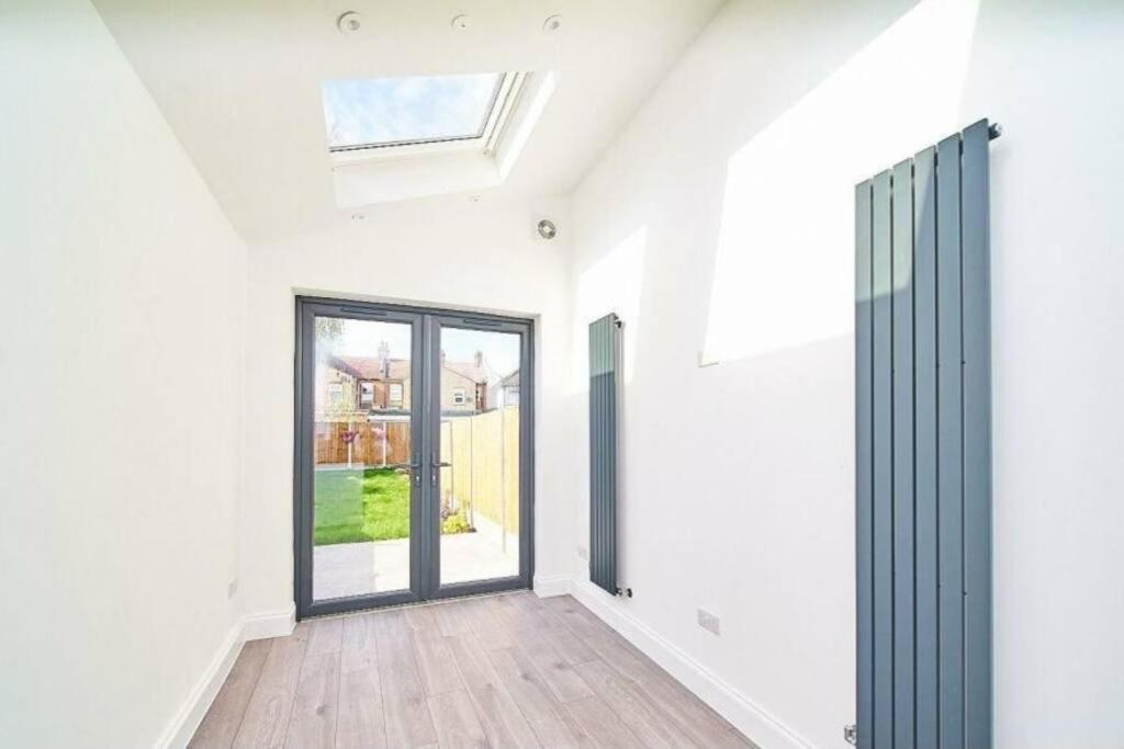 Spacious 4Br House, London, Sleeps 9, Parking Available Eksteriør billede